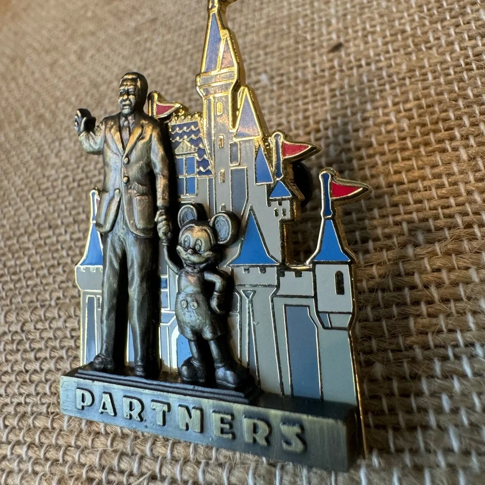 DISNEY‎ Walt and Mickey Partners Cinderella Castle Pin, 2002